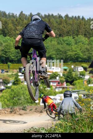 Bikepark Winterberg, sulla montagna Kappe, 11 piste per mountain bike, in tutti i livelli di difficoltà, Sauerland, NRW, Germania Foto Stock