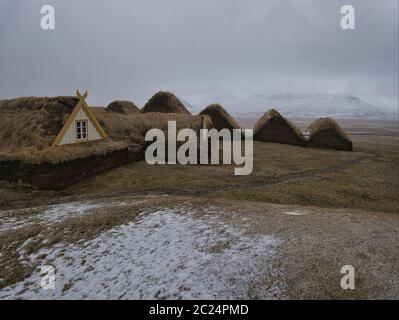 Molti tetti di una vecchia casa di torba insediamento. Foto da aprile in Islanda Foto Stock