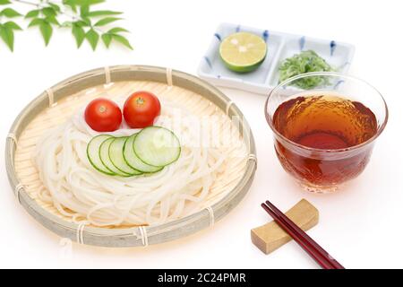 Giapponese somen noodles in un piatto di bambù con salsa di soia su sfondo bianco Foto Stock