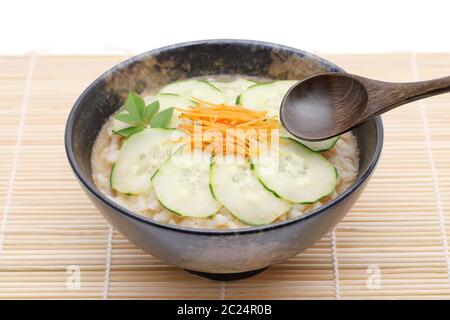 Giapponese freddo hiyajiru zuppa di miso su sfondo di bambù Foto Stock