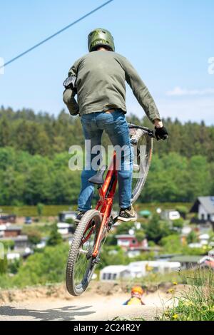 Bikepark Winterberg, sulla montagna Kappe, 11 piste per mountain bike, in tutti i livelli di difficoltà, Sauerland, NRW, Germania Foto Stock