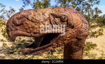 California, USA, marzo 2019, primo piano di una scultura in metallo con testa tartaruga dell'artista Ricardo Breceda nel Parco statale del deserto di Anza-Borrego Foto Stock