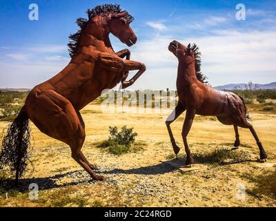 California, USA, marzo 2019, sculture di cavalli metallici dell'artista Ricardo Breceda nell'Anza-Borrego Desert state Park Foto Stock