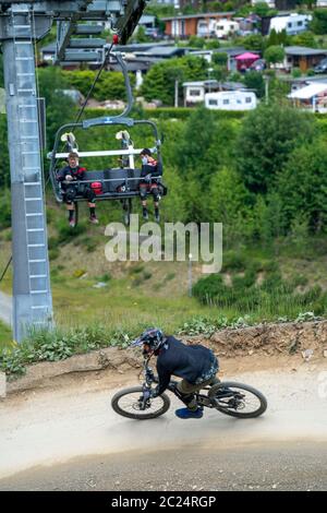 Bikepark Winterberg, sulla montagna Kappe, 11 piste per mountain bike, in tutti i livelli di difficoltà, Sauerland, NRW, Germania Foto Stock