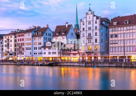 Lungofiume al tramonto nella città vecchia di Zurigo, la più grande città della Svizzera Foto Stock