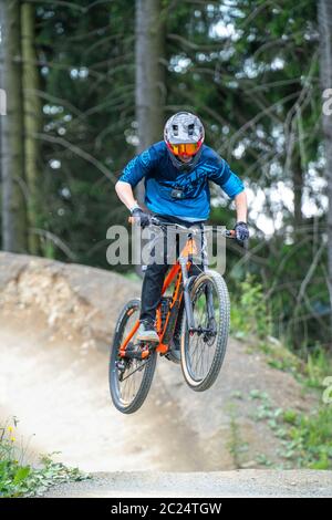 Bikepark Winterberg, sulla montagna Kappe, 11 piste per mountain bike, in tutti i livelli di difficoltà, Sauerland, NRW, Germania Foto Stock