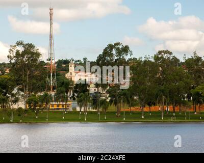 TUIUTI, BRASILE - OTT 28, 2018 - Tuiuti vista della chiesa dalla città parco lago Foto Stock