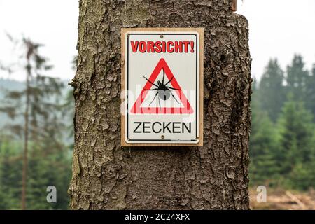 Cartello segnaletico per le zecche, nella foresta di Arnsberg, vicino Hirschberg, Sauerland, NRW, Germania Foto Stock