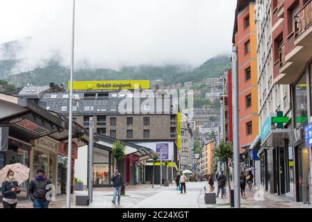 Escaldes - Engordany, Andorra : 16 giugno 2020: Giornata nuvolosa e piovosa nella capitale di Andorra. Persone con ombrello che si proteggono dalla pioggia Foto Stock