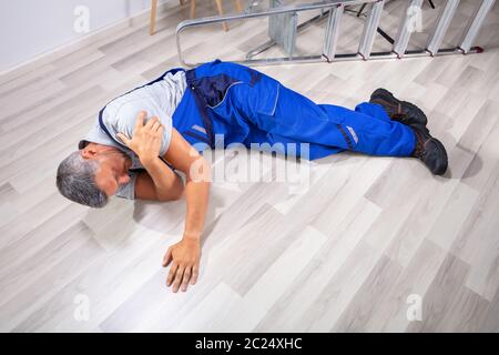 Tuttofare sceso dalla scaletta sdraiato sul pavimento Foto Stock