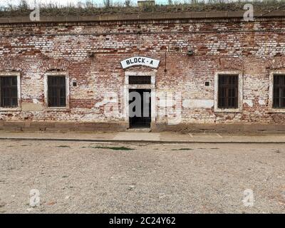 Muro di confinamento dell'olocausto e ingresso di blocco a nel campo di concentramento di Terezin, repubblica ceca Foto Stock