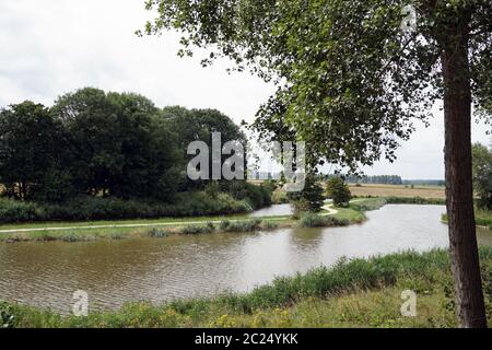 Typisch Holländische Landschaft mit Radweg und Kanal, Sluis, Zeeland, Niederlande Foto Stock