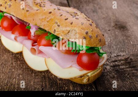 Baguette rustiche farcite con il famoso prosciutto di Praga, pomodoro e formaggio svizzero Foto Stock