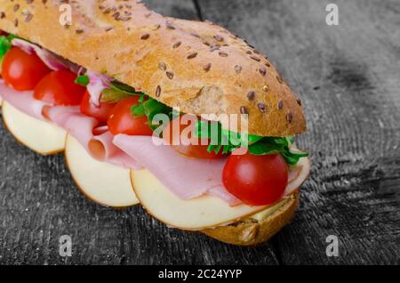 Baguette rustiche farcite con il famoso prosciutto di Praga, pomodoro e formaggio svizzero Foto Stock