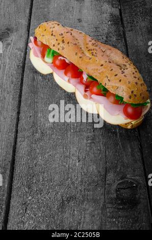 Baguette rustiche farcite con il famoso prosciutto di Praga, pomodoro e formaggio svizzero Foto Stock