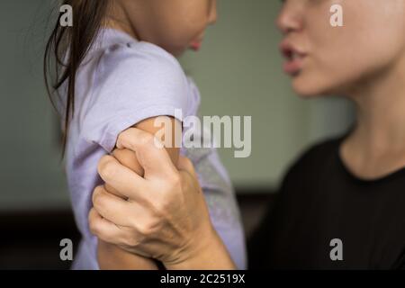 La madre stressata si stralcia a gridare il suo bambino. Parenting cattivo. Foto Stock