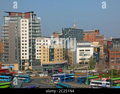 una vista aerea della città della zona creativa di leeds, collina della cava, con la sede della bbc e il balletto nord Foto Stock