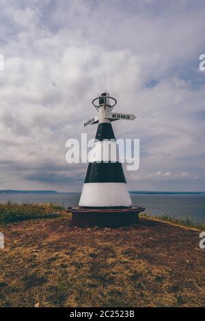 Faro con il puntatore "Volga e Kama rivers' sulla collina Foto Stock