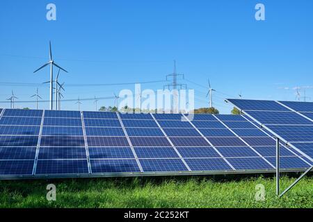 Pannelli solari, generatori eolici e elettricità tralicci visto in Germania Foto Stock