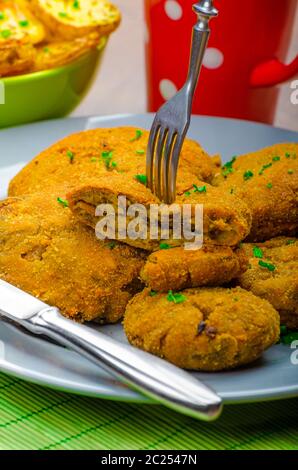 Panato croccante schnitzel a fungo con il francese di fritte Foto Stock