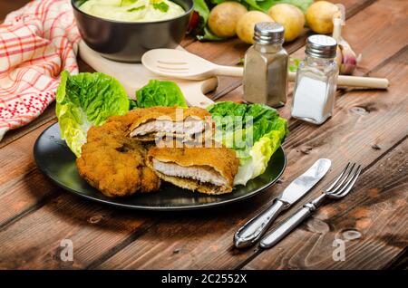 La Wiener Schnitzel con purea di patate, farina di carne di vitello, originali e deliziosi Foto Stock