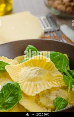 Ravioli fatti in casa ripieni di spinaci e ricotta, tutti a casa preparato Foto Stock