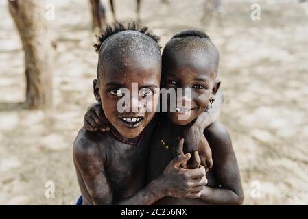 OMO VALLEY, ETIOPIA - AGOSTO 07 2018: La cerimonia del salto di tori da parte dei membri non identificati della tribù Hamer Foto Stock