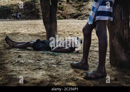 OMO VALLEY, ETIOPIA - AGOSTO 07 2018: La cerimonia del salto di tori da parte dei membri non identificati della tribù Hamer Foto Stock