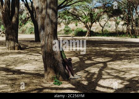 La cerimonia del salto dei tori da parte dei membri non identificati della tribù Hamer nella valle di Omo, Etiopia Foto Stock