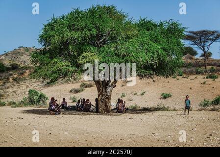 OMO VALLEY, ETIOPIA - AGOSTO 07 2018: La cerimonia del salto di tori da parte dei membri non identificati della tribù Hamer Foto Stock