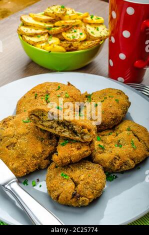 Panato croccante schnitzel a fungo con il francese di fritte Foto Stock