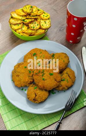 Panato croccante schnitzel a fungo con il francese di fritte Foto Stock