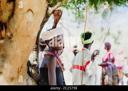 OMO VALLEY, ETIOPIA - AGOSTO 07 2018: La cerimonia del salto di tori da parte dei membri non identificati della tribù Hamer Foto Stock