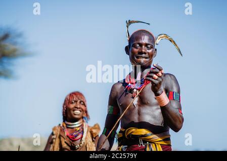 OMO VALLEY, ETIOPIA - AGOSTO 07 2018: La cerimonia del salto di tori da parte dei membri non identificati della tribù Hamer Foto Stock