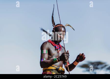 OMO VALLEY, ETIOPIA - AGOSTO 07 2018: La cerimonia del salto di tori da parte dei membri non identificati della tribù Hamer Foto Stock