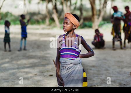 OMO VALLEY, ETIOPIA - AGOSTO 07 2018: La cerimonia del salto di tori da parte dei membri non identificati della tribù Hamer Foto Stock