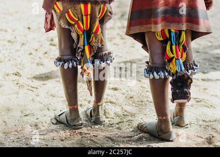 La cerimonia del salto dei tori da parte dei membri non identificati della tribù Hamer nella valle di Omo, Etiopia Foto Stock