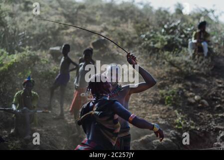 OMO VALLEY, ETIOPIA - AGOSTO 07 2018: La cerimonia del salto di tori da parte dei membri non identificati della tribù Hamer Foto Stock