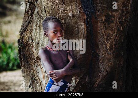 OMO VALLEY, ETIOPIA - AGOSTO 07 2018: La cerimonia del salto di tori da parte dei membri non identificati della tribù Hamer Foto Stock