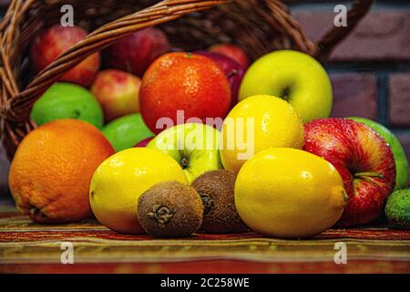 Frutta fresca e colorata in un cestino Foto Stock