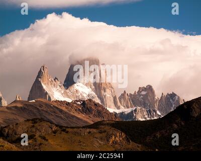 Cerro Fitz Roy visto dalla strada Foto Stock