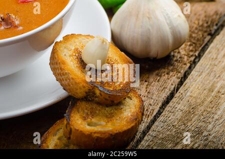 Zuppa di gulasch con croccante pane tostato aglio, fatti in casa sulla tavola di legno Foto Stock