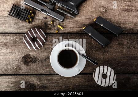 American police officer mattina, ciambelle, succo di frutta fresca, caffè nero e la sua pistola Foto Stock