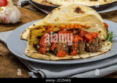 Naan indiano con polpette di carne e salsa di pomodoro con salsa piccante e esotici da pane naan indiano Foto Stock