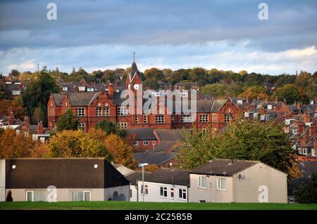 vista panoramica della zona woodhouse di leeds, con strade che ospitano tenute e edifici storici della scuola Foto Stock