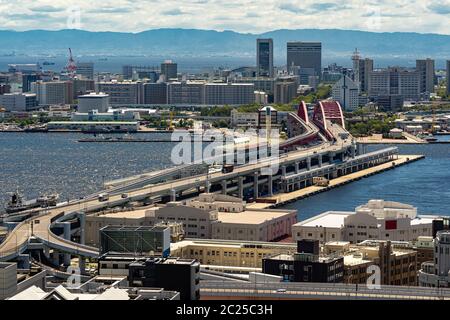 Vista aerea del paesaggio urbano di Kobe e ponte rosso di area portuale nel centro cittadino di Kobe Hyogo Giappone Foto Stock