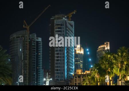 Un nuovo ed alto edificio costruito a Dubai di notte. Concetto di sviluppo rapido di Dubai. Foto Stock