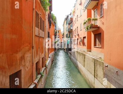 Il fiume Reno scorre lungo i canali di Bologna, Italia. Foto Stock