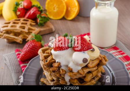 Cialde belghe con cioccolato, Banane e fragole, sciroppo-inzuppato Foto Stock