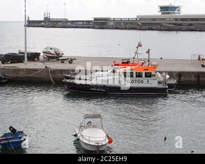 barche pilota usate per guidare le navi da crociera nel porto ormeggiate sul molo a funchal Foto Stock